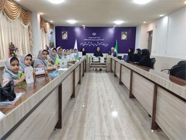 در سومین روز از برنامه های هفته ملی سلامت از سفیران سلامت دانش آموزی تقدیر به عمل آمد.